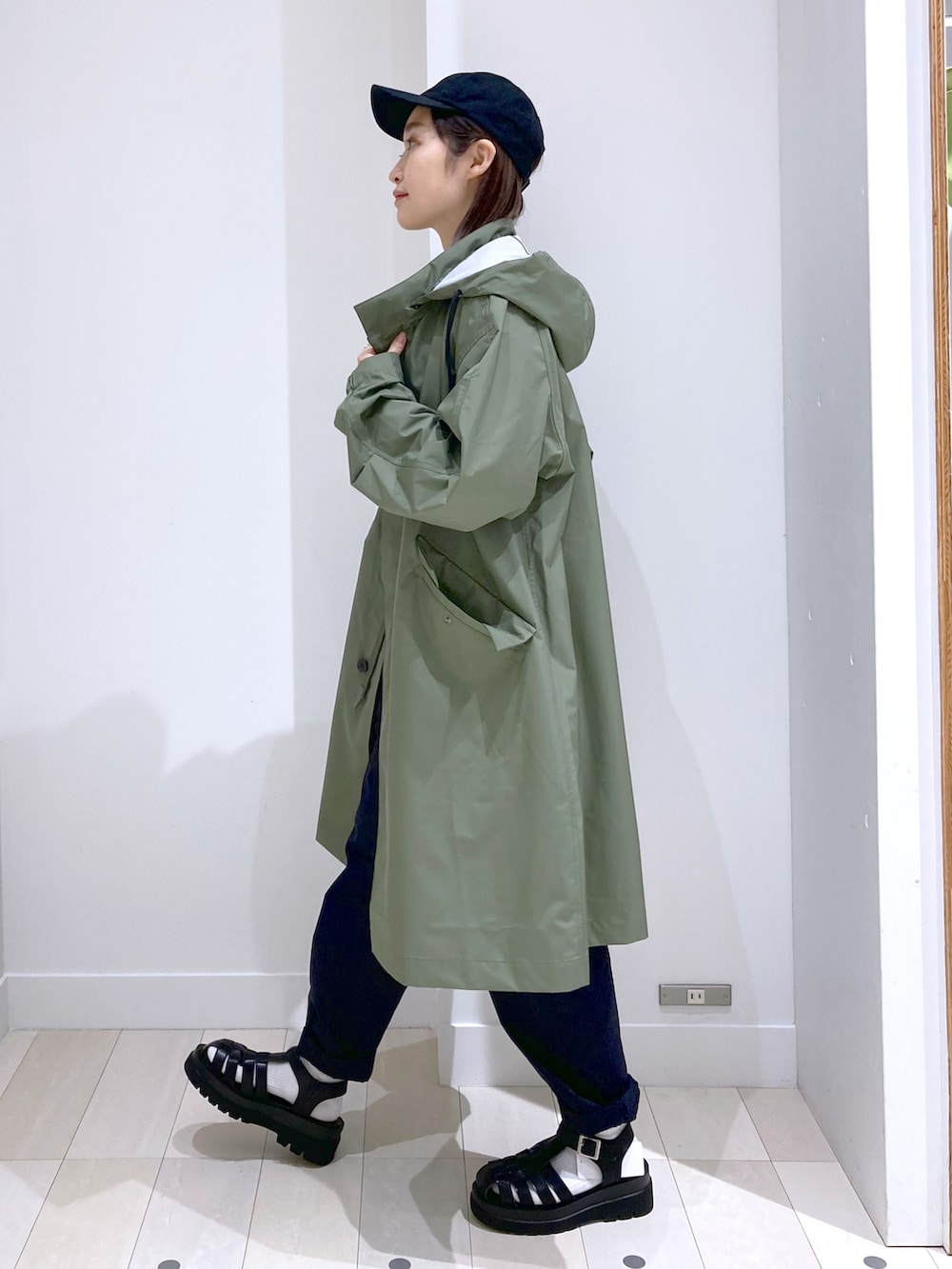 ベージュ系のその他パンツ、グリーン系のモッズコート、ホワイト系のTシャツ/カットソーを着用したレディースの春コーディネートの2枚目の写真