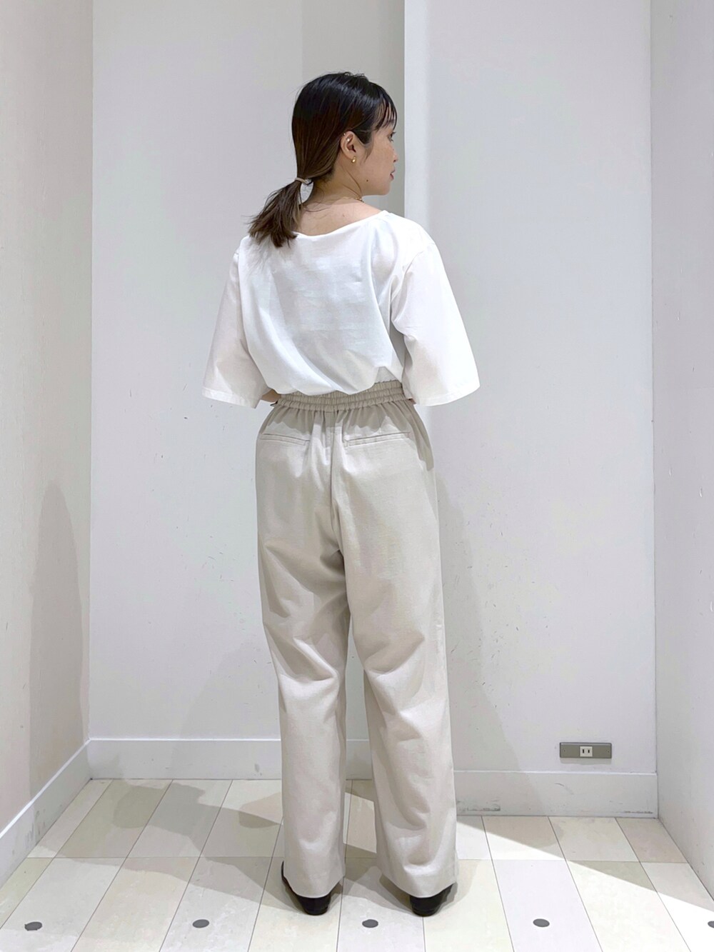 ホワイト系のショルダーバッグ、ベージュ系のその他パンツ、ブラック系のバレエシューズを着用したレディースの春コーディネートの4枚目の写真