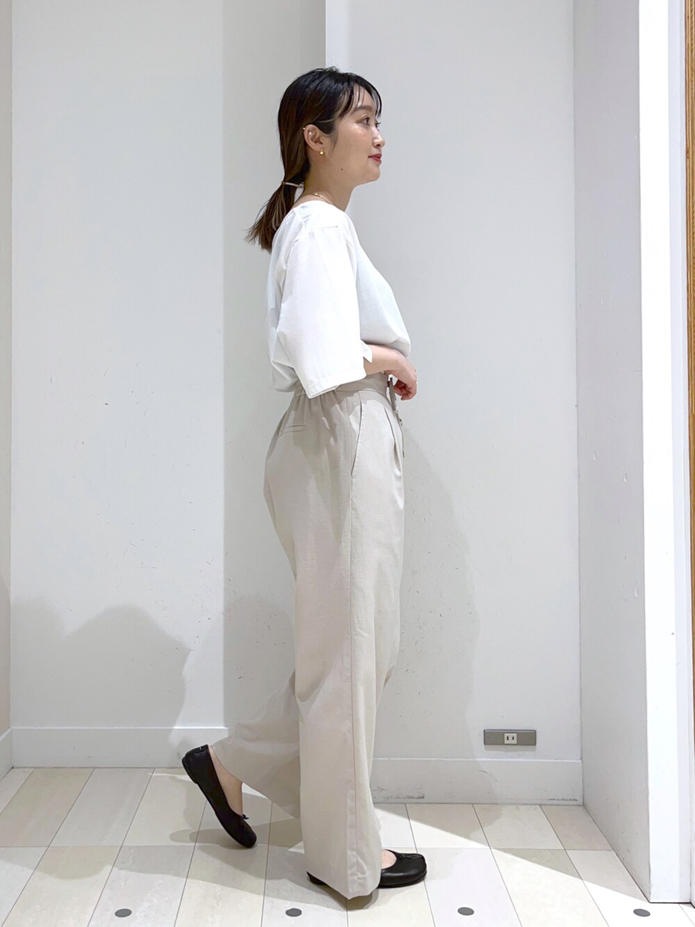 ホワイト系のショルダーバッグ、ベージュ系のその他パンツ、ブラック系のバレエシューズを着用したレディースの春コーディネートの3枚目の写真
