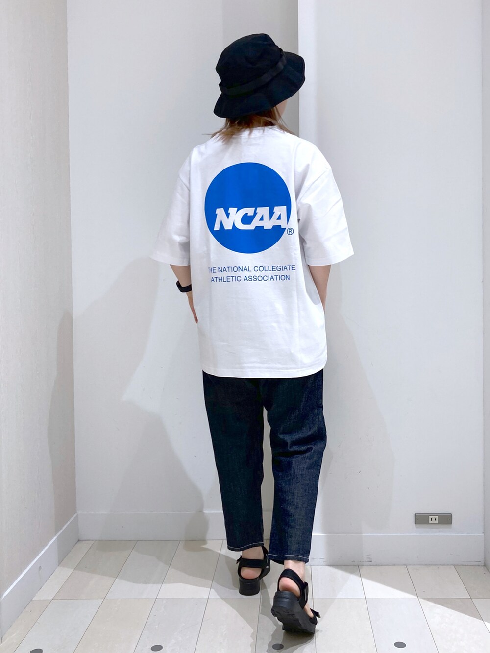 ブルー系のデニムパンツ、その他のサンダル、ベージュ系のショルダーバッグを着用したレディースの夏コーディネートの4枚目の写真