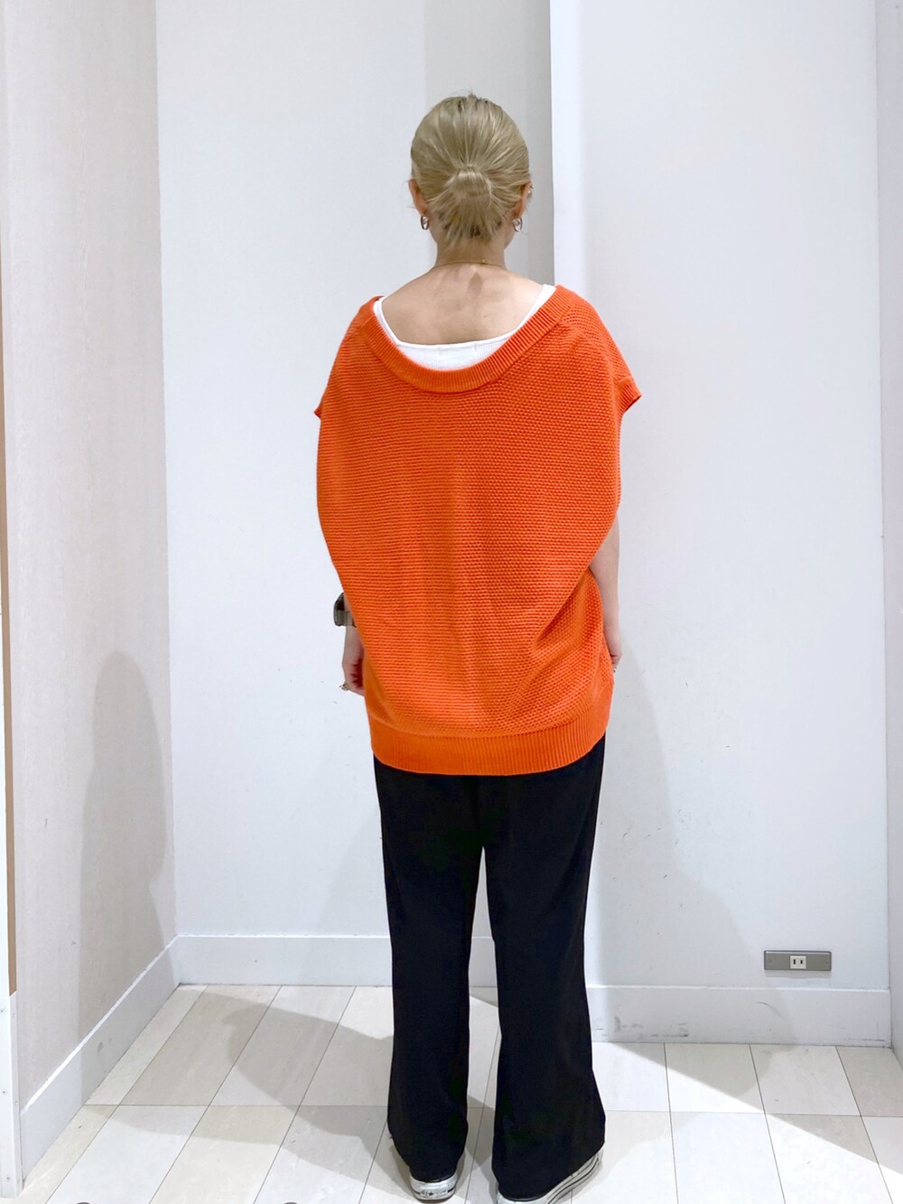 ブラック系のショルダーバッグ、ブラック系のその他パンツ、ブラック系のスニーカーを着用したレディースの夏コーディネートの4枚目の写真