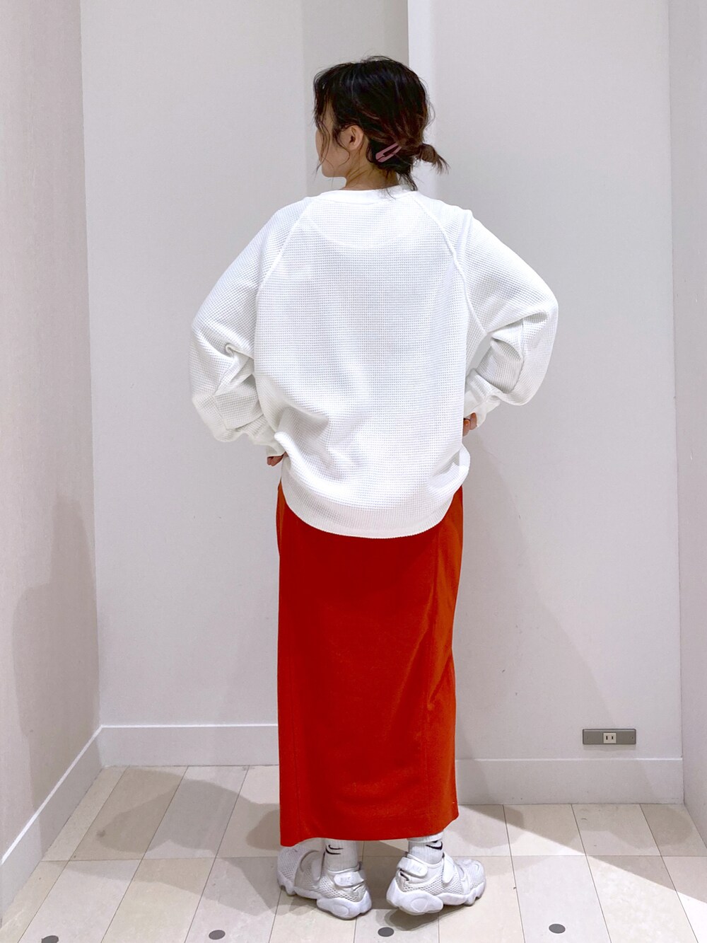 ブラウン系のボストンバッグ、ホワイト系のTシャツ/カットソー、レッド系のスカートを着用したレディースの春コーディネートの5枚目の写真