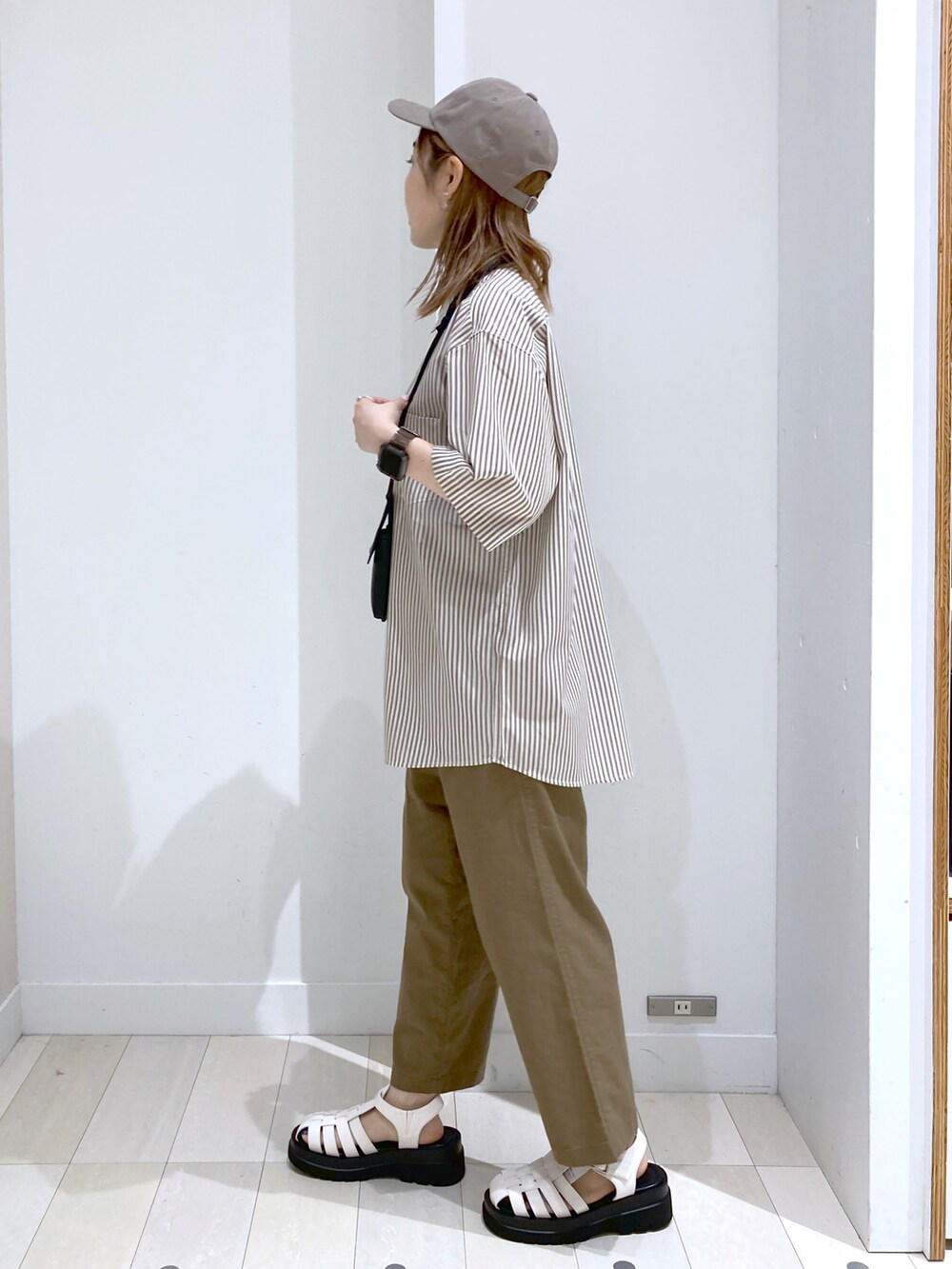 ホワイト系のサンダル、グレー系のショルダーバッグ、ブラウン系のその他パンツを着用したレディースの夏コーディネートの2枚目の写真