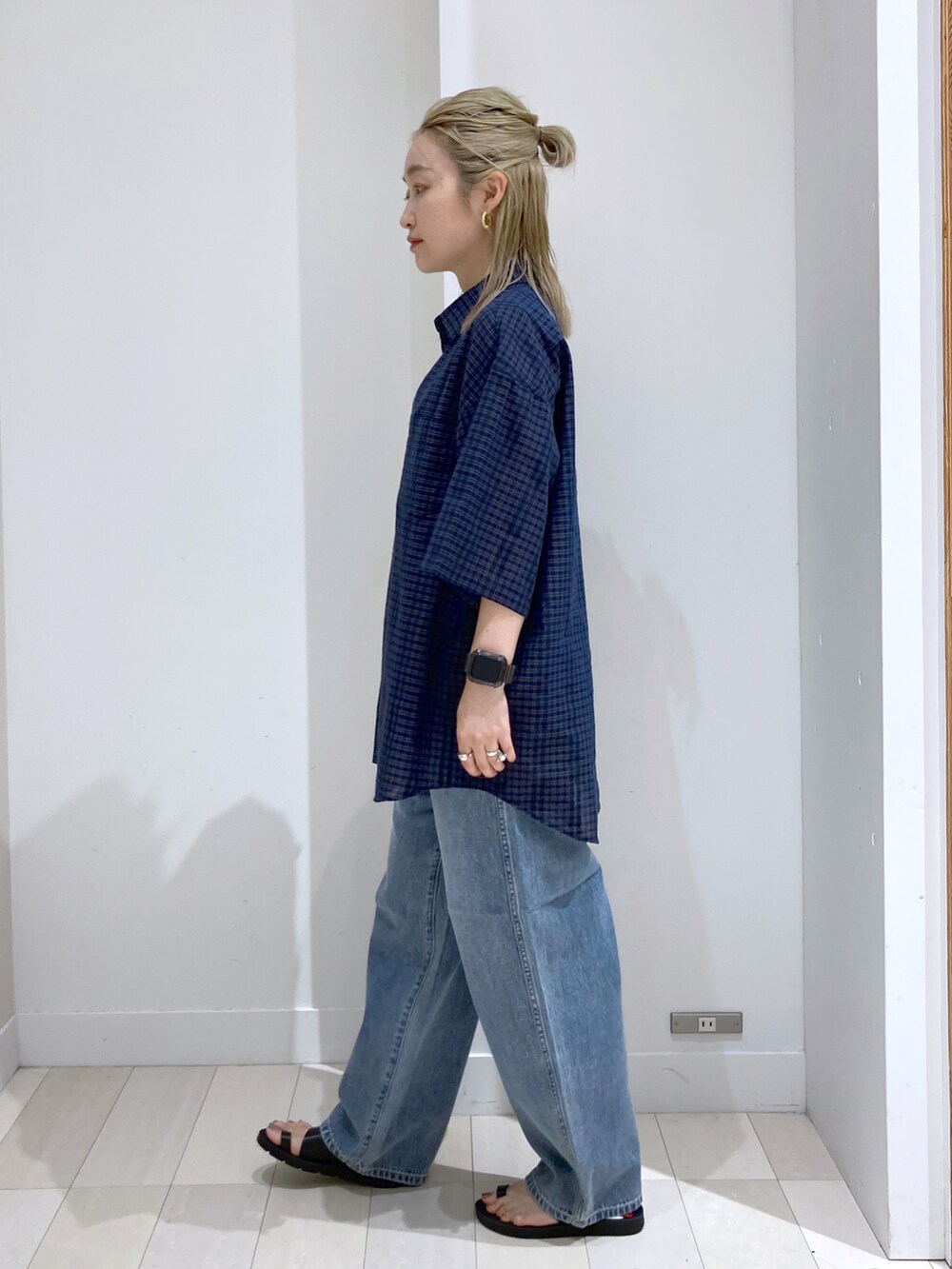 「シャツスタイル、柄シャツ、秋服準備はじめました、ビッグシルエット、プチプラ、モノトーン、ストリート、トングサンダル、ママコーデ、デニム、きれいめカジュアル、休日スタイル、ミニバッグ、ハイウエスト、韓国ファッション」｜「GLOBAL WORKのGOODデニムハイウエストワイドパンツ/298550（デニムパンツ、ブルー系）」を使った、もっちさん（レディース・158cm）の夏コーディネートの3枚目の写真
