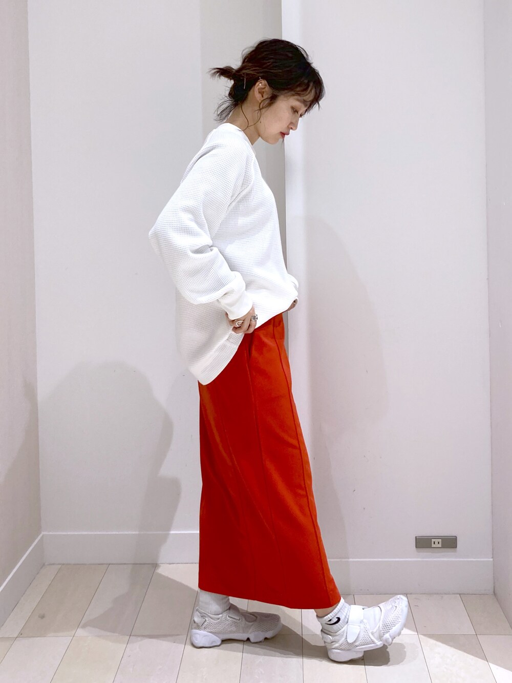 ブラウン系のボストンバッグ、ホワイト系のTシャツ/カットソー、レッド系のスカートを着用したレディースの春コーディネートの4枚目の写真