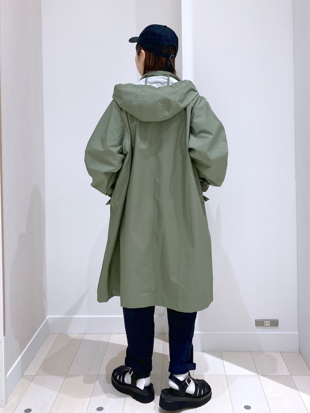 ベージュ系のその他パンツ、グリーン系のモッズコート、ホワイト系のTシャツ/カットソーを着用したレディースの春コーディネートの3枚目の写真