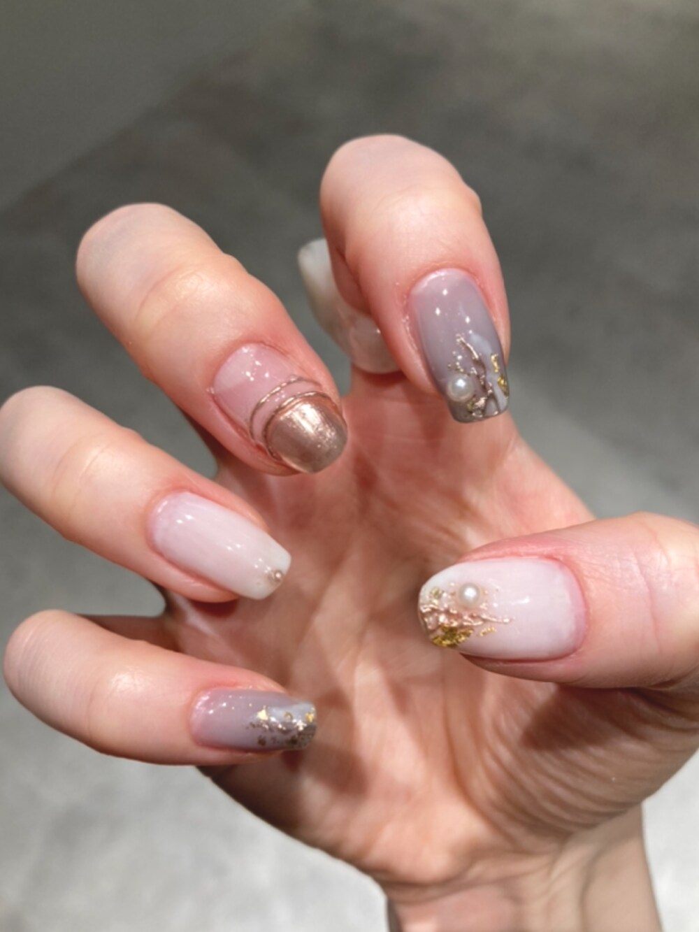 シルバー系のその他を着用したレディースの夏コーディネートの2枚目の写真