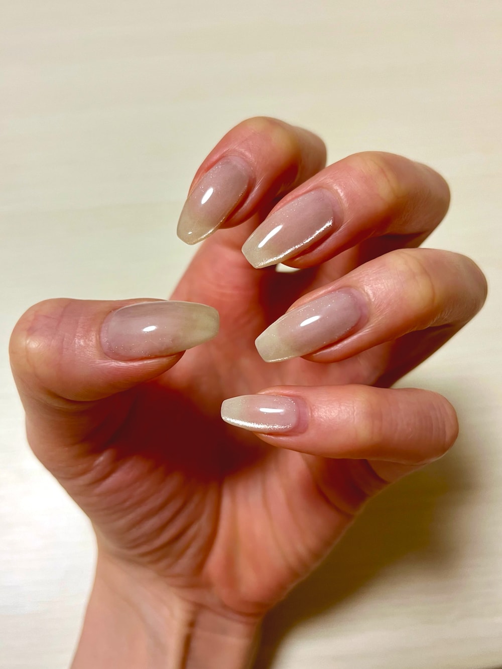 ホワイト系のその他を着用したレディースの春コーディネートの2枚目の写真