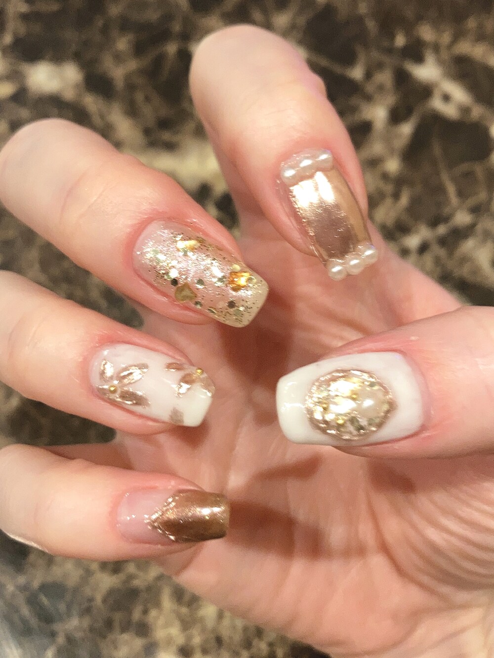 ブラウン系のその他を着用したレディースの冬コーディネートの2枚目の写真