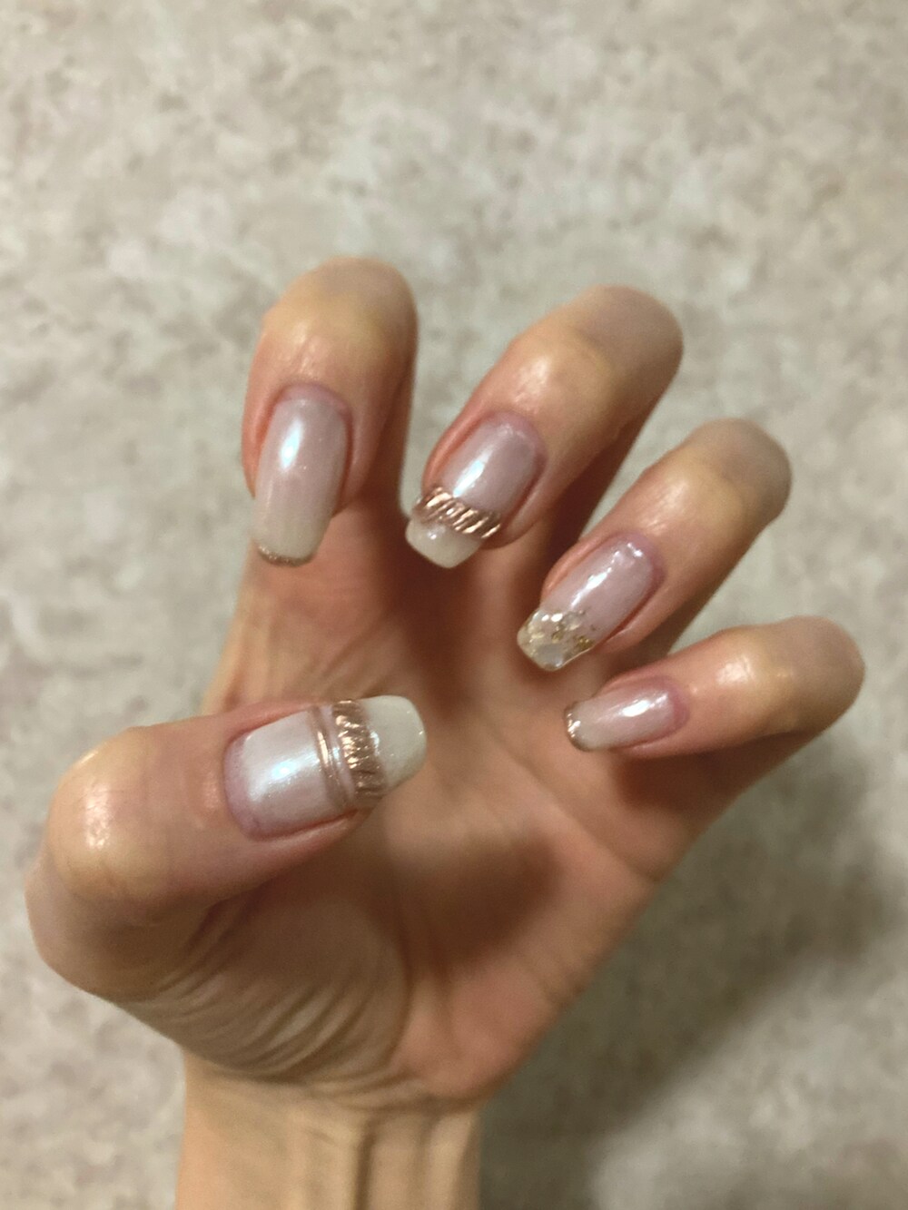 ホワイト系のその他を着用したレディースの冬コーディネートの2枚目の写真