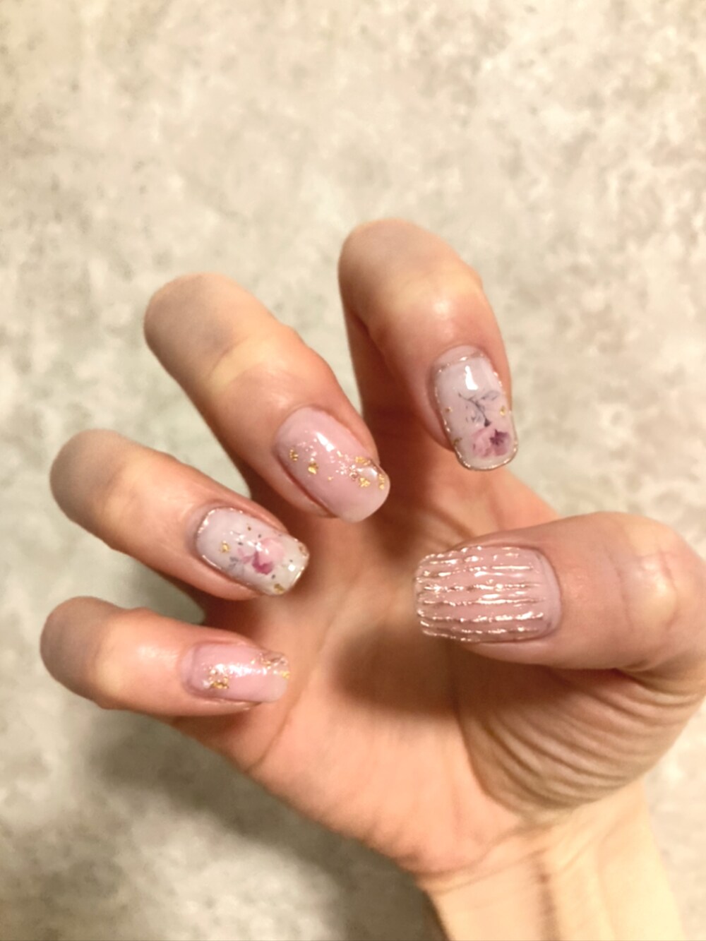 ピンク系のその他を着用したレディースの夏コーディネートの2枚目の写真
