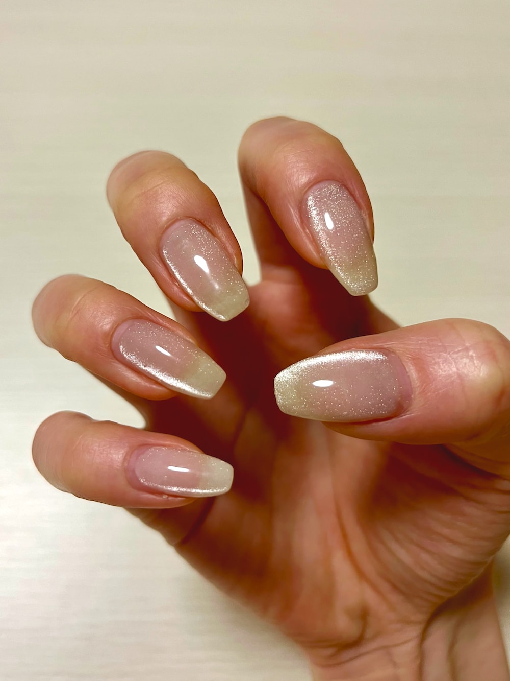 ホワイト系のその他を着用したレディースの春コーディネートの4枚目の写真