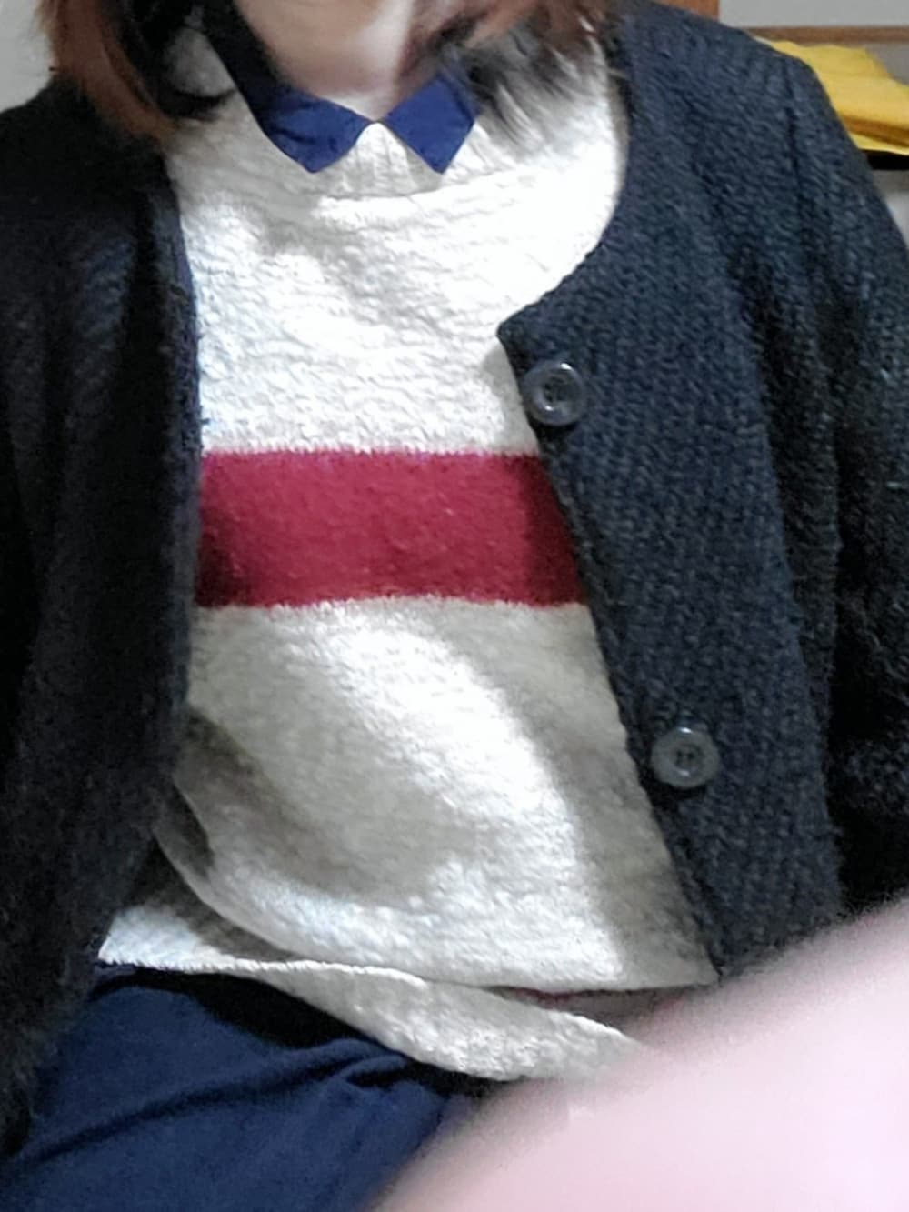 ブルー系のスカート、ブラック系のノーカラーコート、ホワイト系のニット/セーターを着用したレディースの冬コーディネートの2枚目の写真