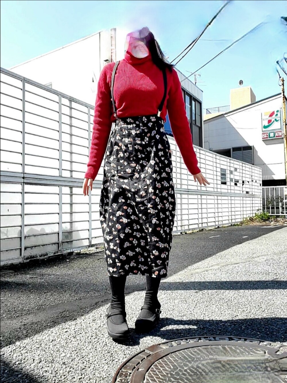 ブラック系のノーカラーコート、ブラック系のスカート、ブラック系のパンプスを着用したレディースの春コーディネートの2枚目の写真