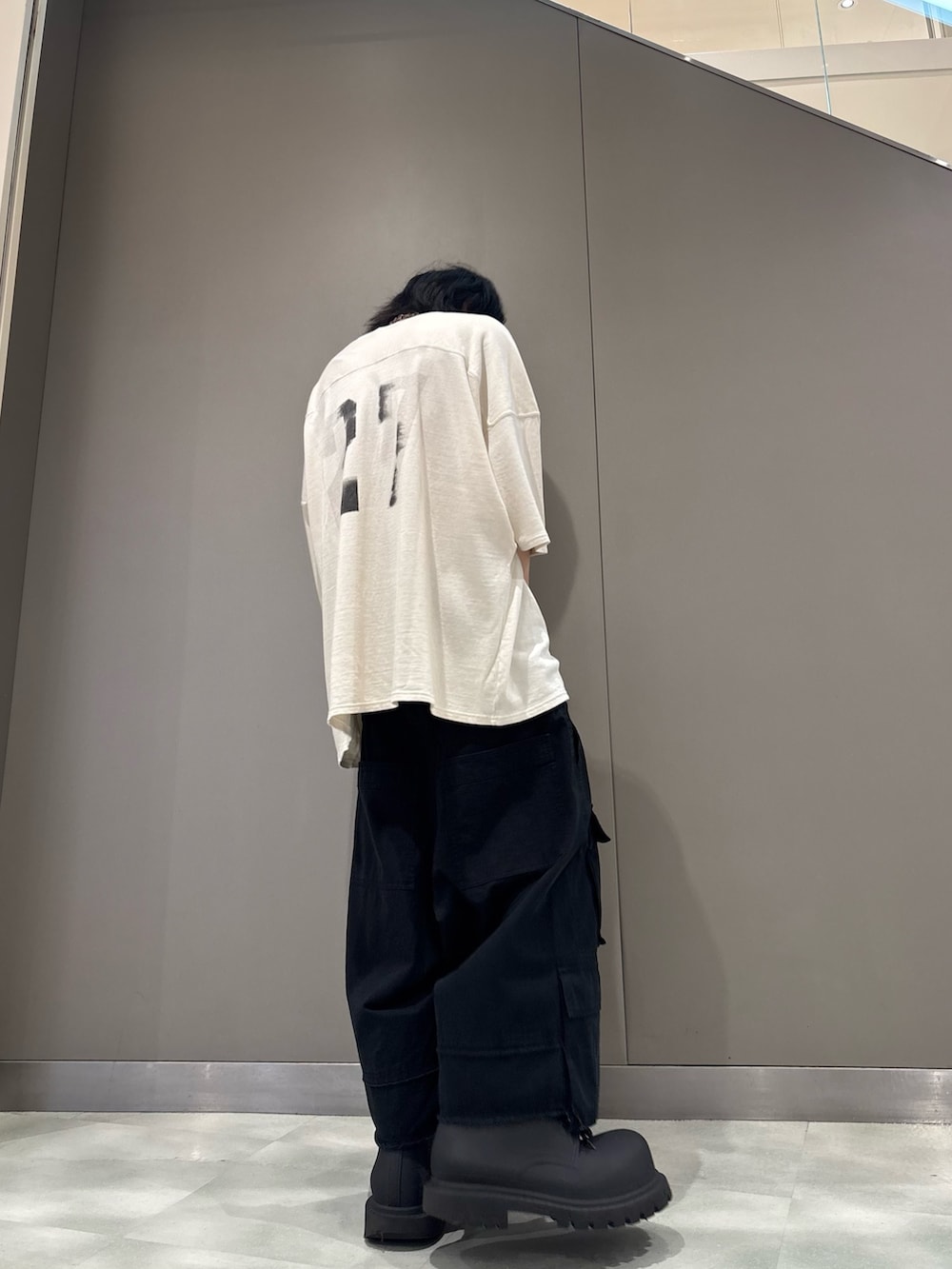 ブラック系のカーゴパンツを着用したメンズの夏コーディネートの2枚目の写真