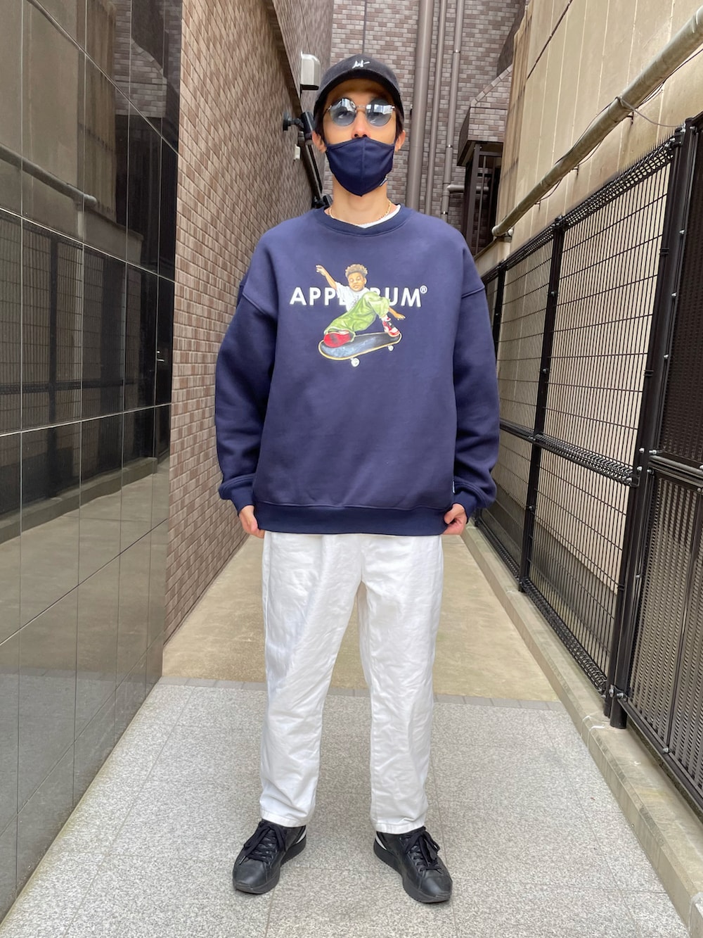「シンプルコーデ、メンズコーデ、ストリートMIX、ストリートコーデ、ストリートファッション、ストリート系男子、ストリート系ファッション」｜「APPLEBUMの"The Phuncky Boy" Crew Sweat（スウェット、ブルー系）」を使った、Tjayさん（メンズ・175cm）の春コーディネートの3枚目の写真