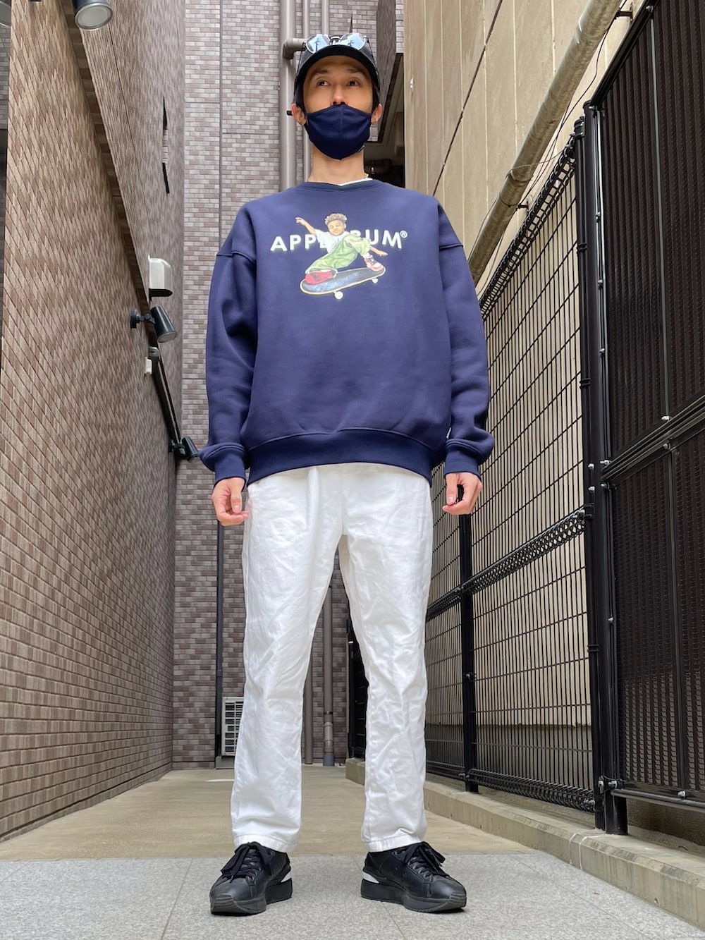 「シンプルコーデ、メンズコーデ、ストリートMIX、ストリートコーデ、ストリートファッション、ストリート系男子、ストリート系ファッション」｜「APPLEBUMの"The Phuncky Boy" Crew Sweat（スウェット、ブルー系）」を使った、Tjayさん（メンズ・175cm）の春コーディネートの2枚目の写真