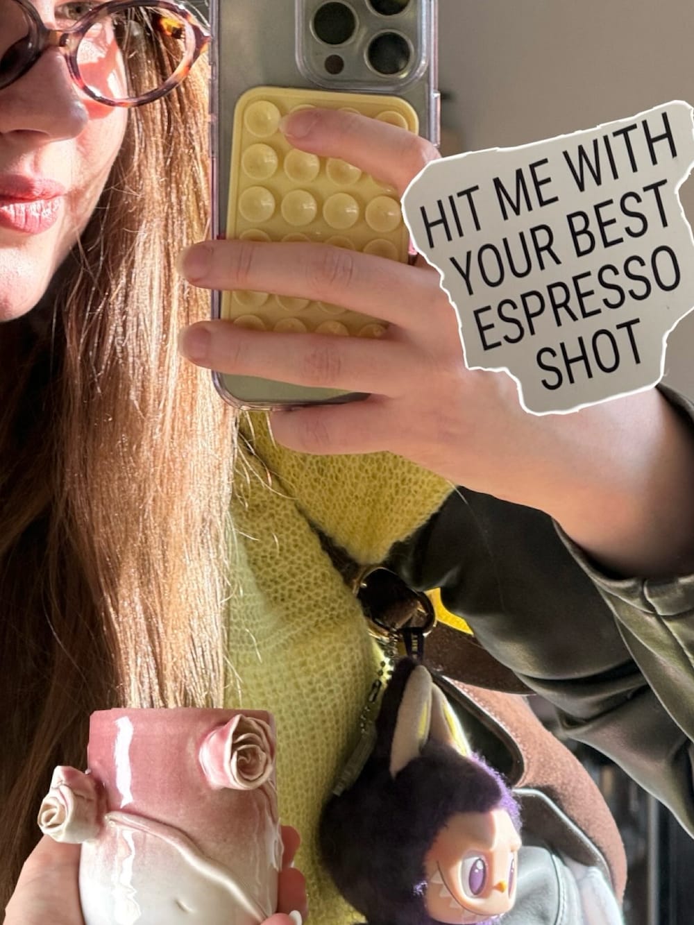 イエロー系のニット/セーター、ブラック系のジャケット/アウター、ブラウン系のトートバッグを着用したレディースの春コーディネートの3枚目の写真