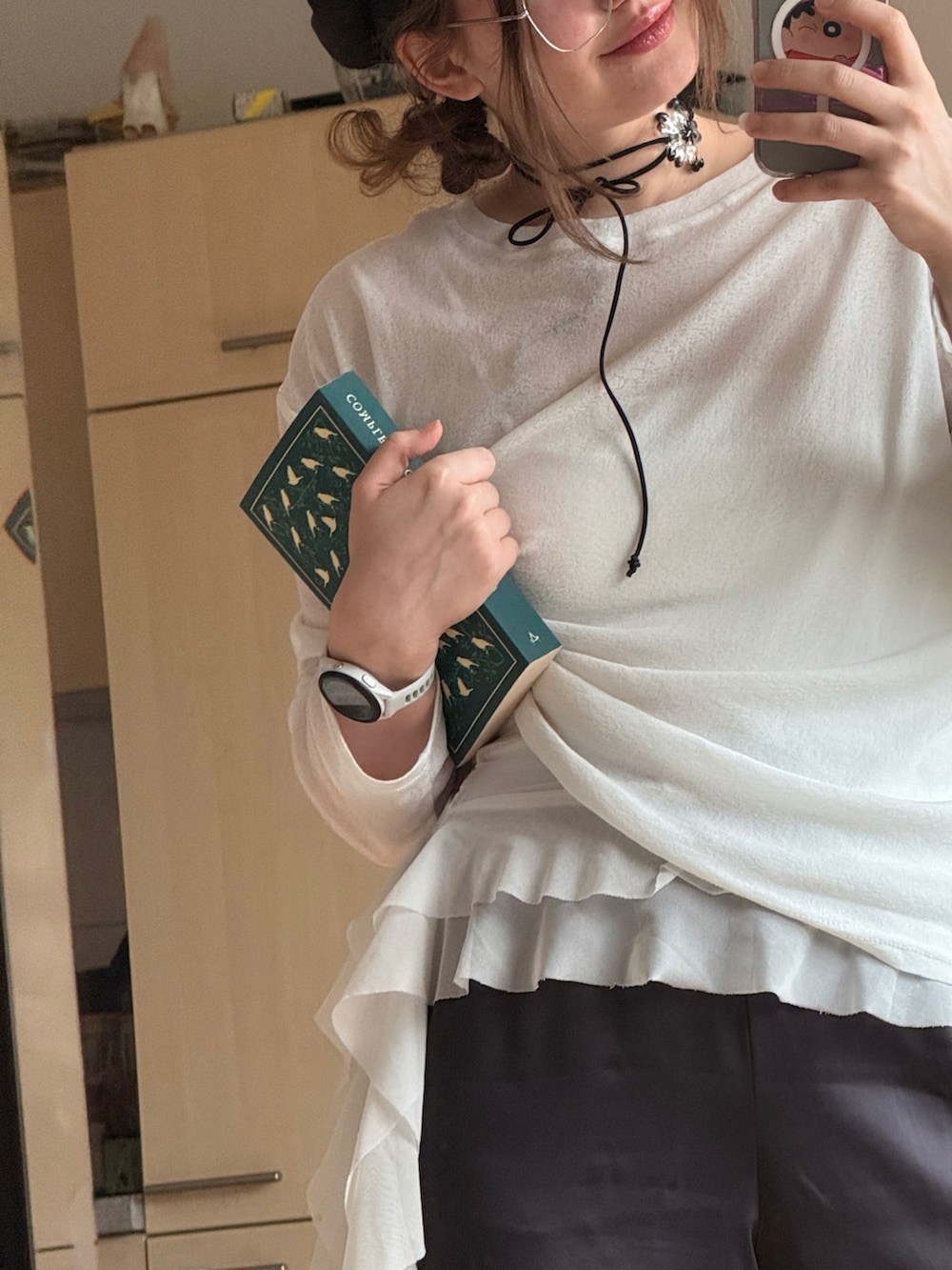 ブルー系のその他パンツ、ホワイト系のトップス、ホワイト系のトップスを着用したレディースの春コーディネートの4枚目の写真