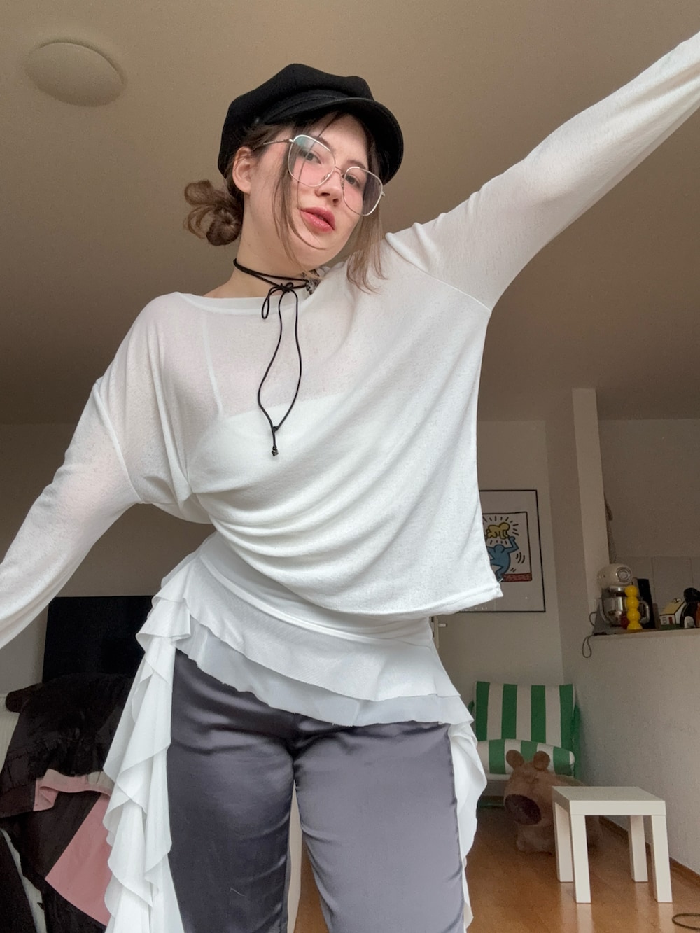 ブルー系のその他パンツ、ホワイト系のトップス、ホワイト系のトップスを着用したレディースの春コーディネートの2枚目の写真