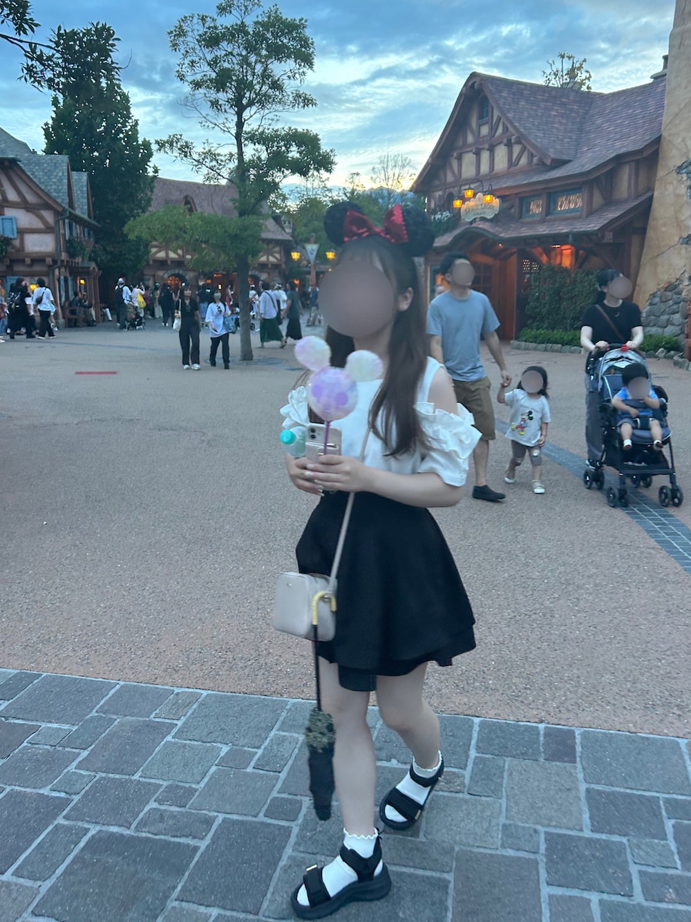 ホワイト系のトップス、ブラック系のスカート、ピンク系のバッグを着用したレディースの秋コーディネートの2枚目の写真