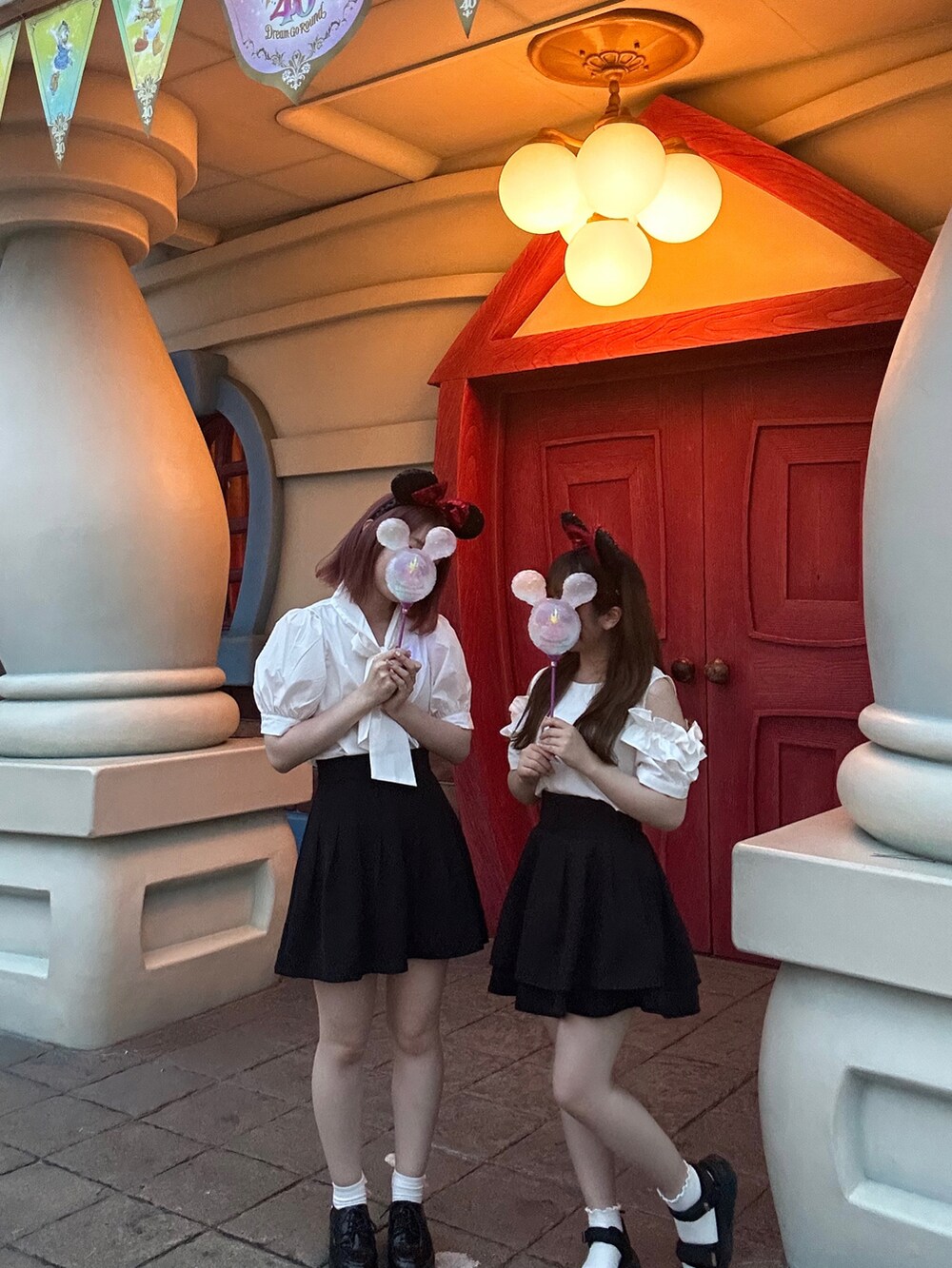 ホワイト系のトップス、ブラック系のスカート、ピンク系のバッグを着用したレディースの秋コーディネートの4枚目の写真