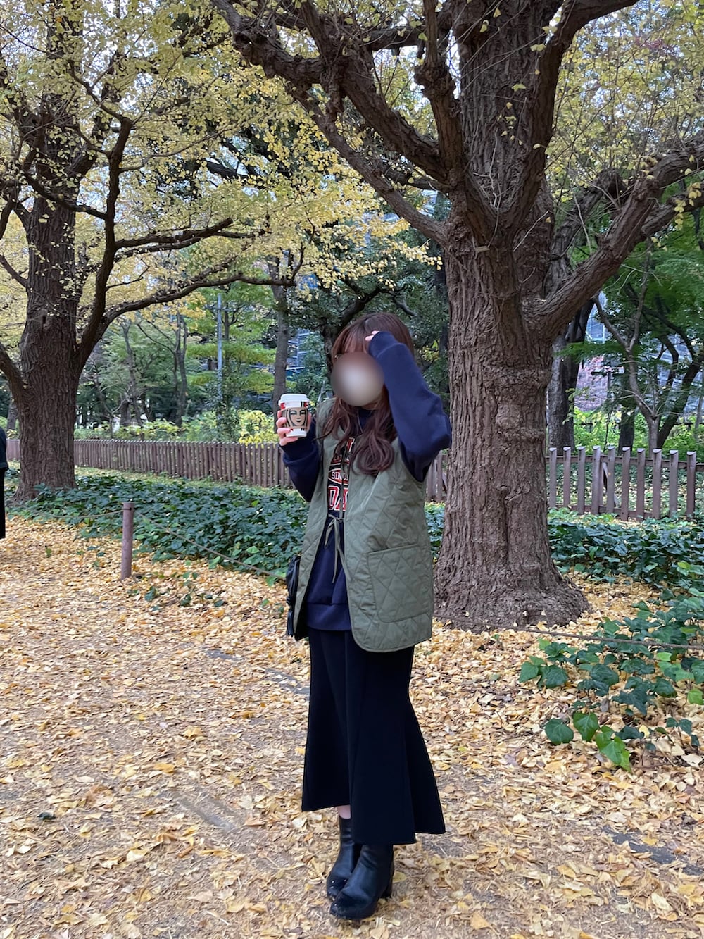 ブラック系のブーツ、ブラック系のスカート、その他のトップスを着用したレディースの冬コーディネートの3枚目の写真