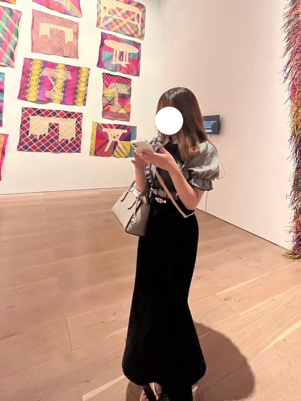 ブラック系のスカート、ブラック系のトップス、ブラック系のサンダルを着用したレディースの秋コーディネートの2枚目の写真