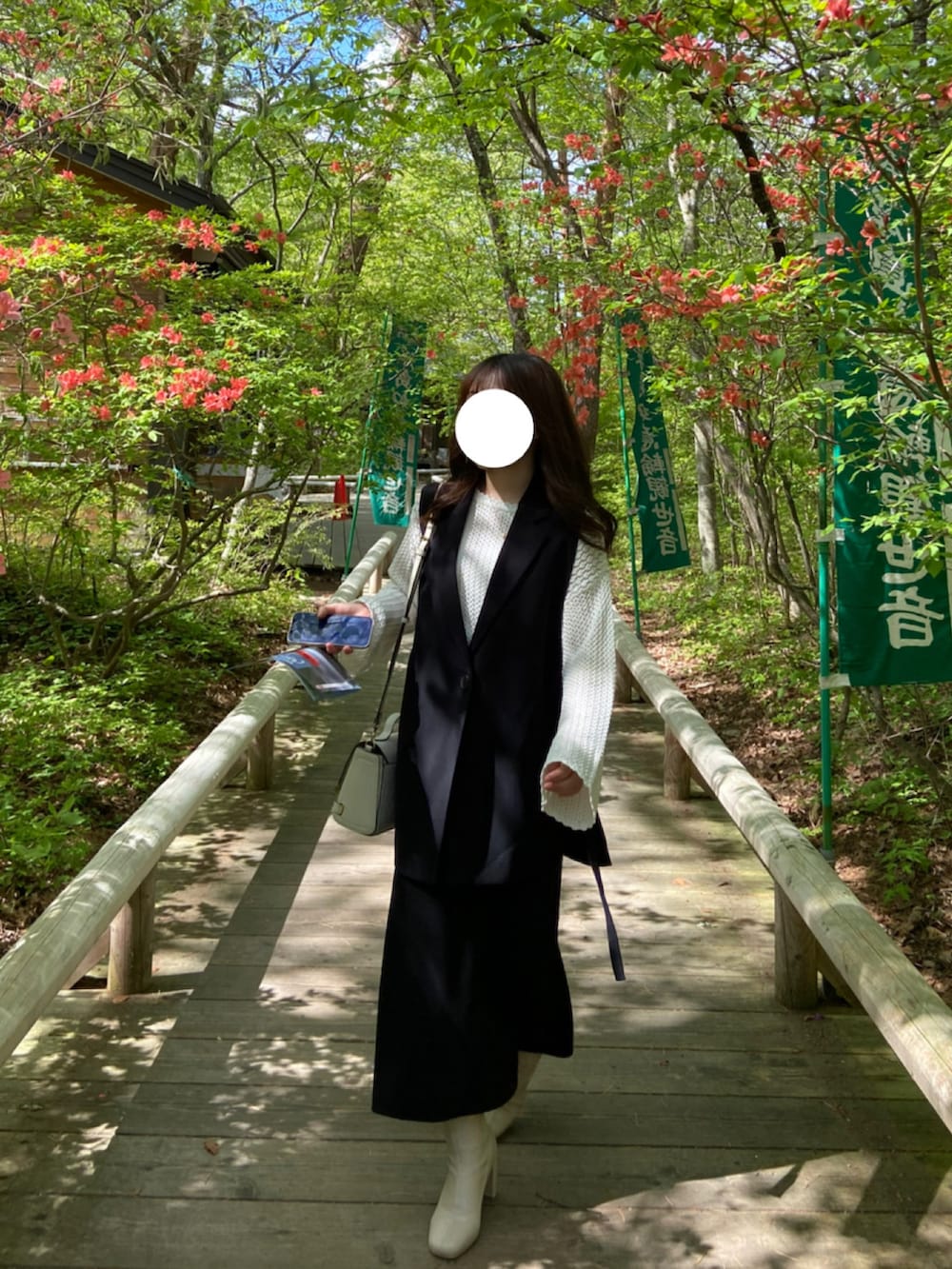 ブラック系のジャケット/アウター、ホワイト系のトップス、ホワイト系のブーツを着用したレディースの春コーディネートの2枚目の写真