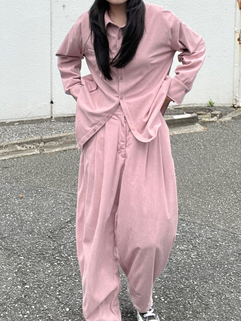 ピンク系のシャツ/ブラウス、ピンク系のその他パンツ、グレー系のニットキャップ/ビーニーを着用したレディースの秋コーディネートの5枚目の写真