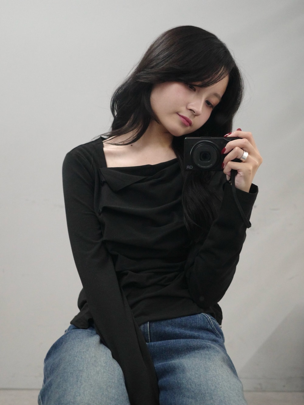ブルー系のデニムパンツ、ブラック系のTシャツ/カットソーを着用したレディースの秋コーディネートの3枚目の写真