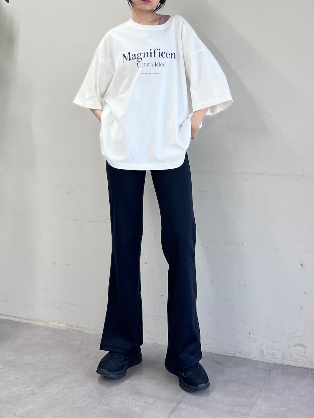 ブラック系のその他パンツ、ホワイト系のTシャツ/カットソー、ピンク系のタンクトップを着用したレディースの夏コーディネートの3枚目の写真