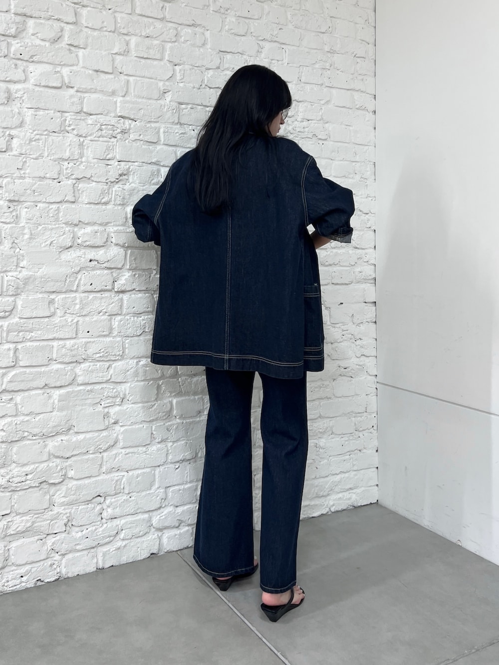 ブルー系のデニムジャケット、ブルー系のデニムパンツ、シルバー系のサングラスを着用したレディースの夏コーディネートの4枚目の写真