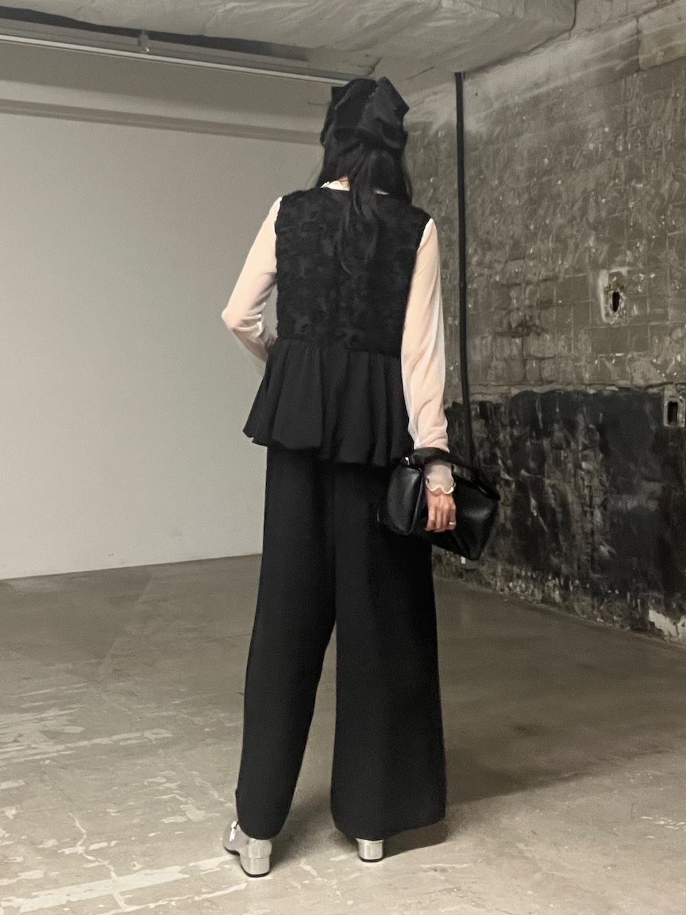 ホワイト系のTシャツ/カットソー、ブラック系のつなぎ/オールインワン、ブラック系のショルダーバッグを着用したレディースの秋コーディネートの3枚目の写真