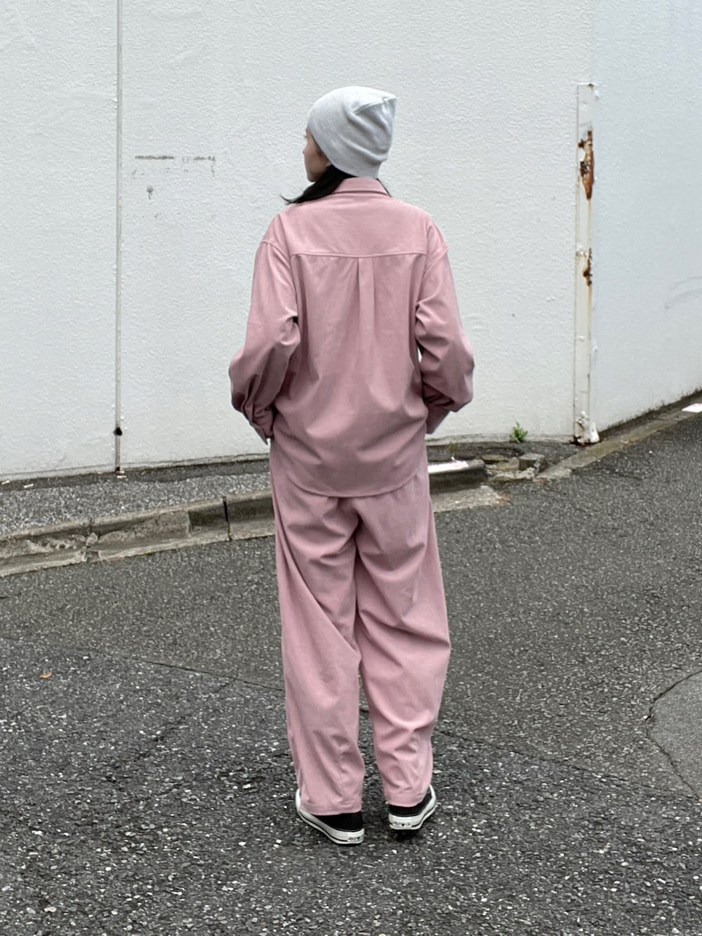 ピンク系のシャツ/ブラウス、ピンク系のその他パンツ、グレー系のニットキャップ/ビーニーを着用したレディースの秋コーディネートの3枚目の写真