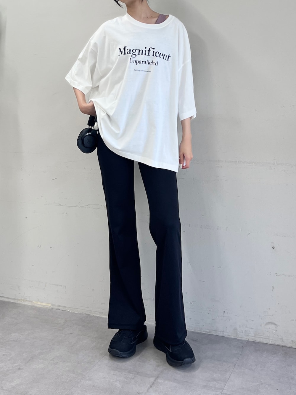 ブラック系のその他パンツ、ホワイト系のTシャツ/カットソー、ピンク系のタンクトップを着用したレディースの夏コーディネートの2枚目の写真