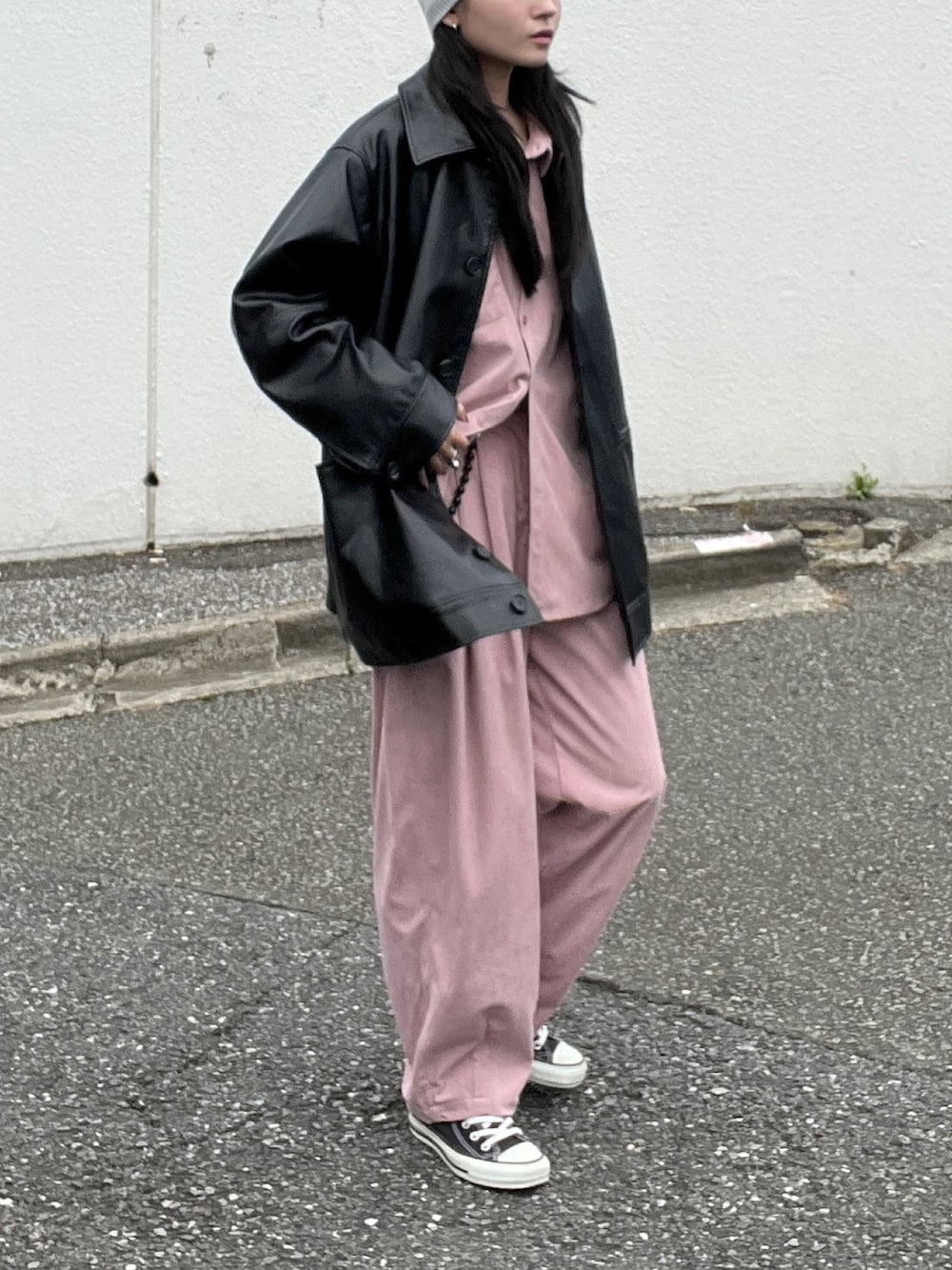 ピンク系のシャツ/ブラウス、ピンク系のその他パンツ、ブラック系のカバーオールを着用したレディースの秋コーディネートの4枚目の写真