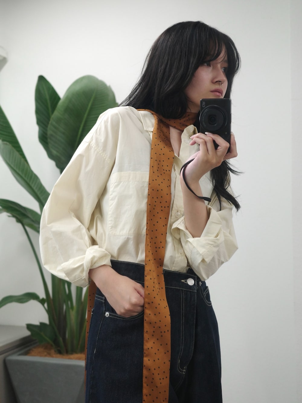 ブルー系のデニムパンツ、ブラウン系のブーツ、ホワイト系のシャツ/ブラウスを着用したレディースの夏コーディネートの4枚目の写真