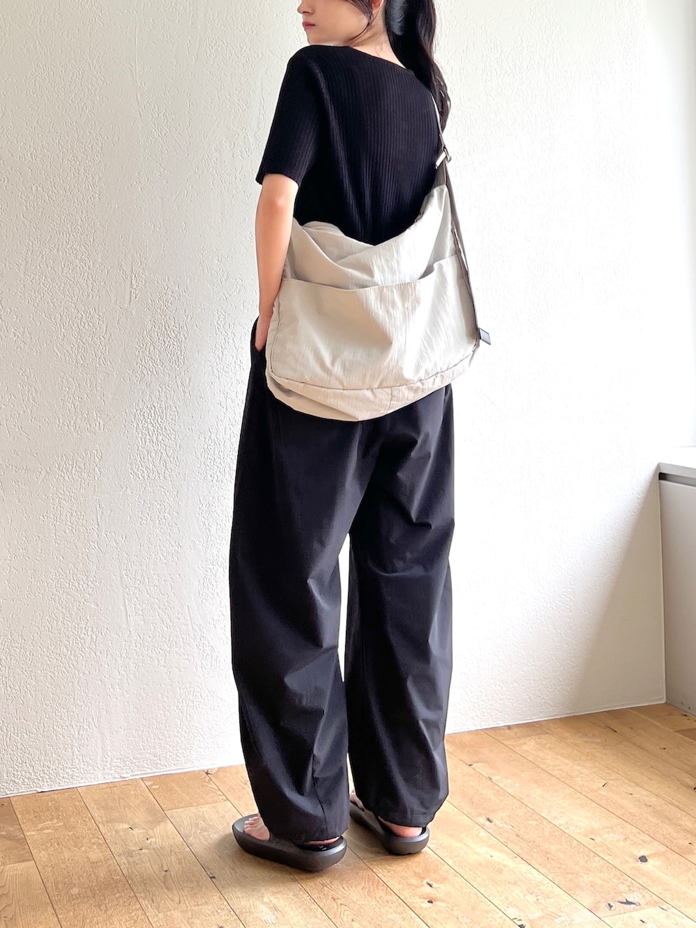 ブラック系のその他パンツ、ブラック系のカーディガン/ボレロ、グレー系のショルダーバッグを着用したレディースの夏コーディネートの3枚目の写真