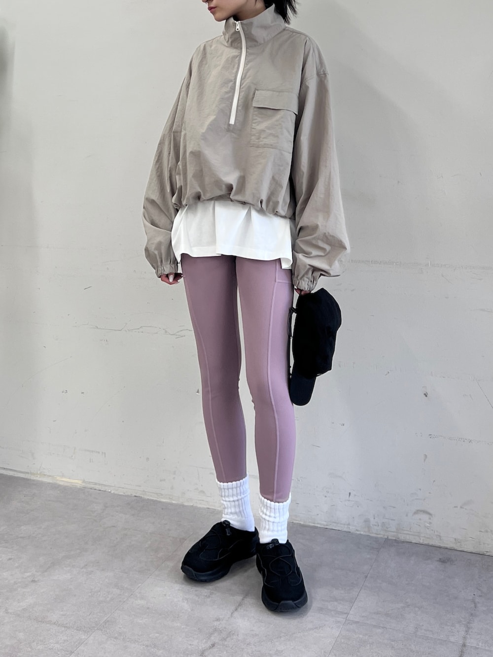 グレー系のシャツ/ブラウス、ホワイト系のTシャツ/カットソー、ピンク系のその他パンツを着用したレディースの夏コーディネートの3枚目の写真