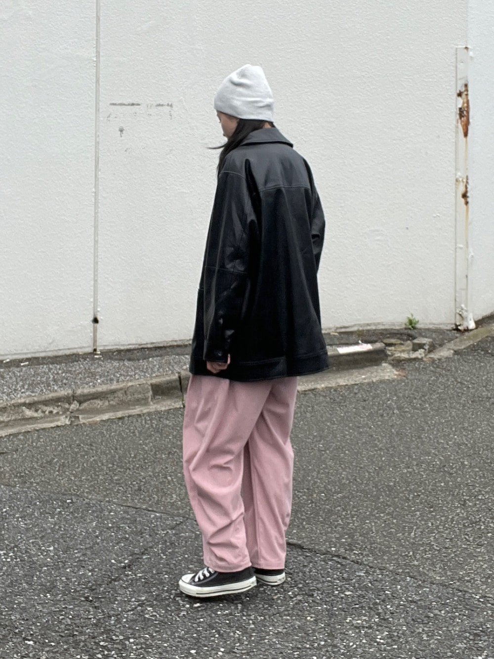 ピンク系のシャツ/ブラウス、ピンク系のその他パンツ、ブラック系のカバーオールを着用したレディースの秋コーディネートの3枚目の写真