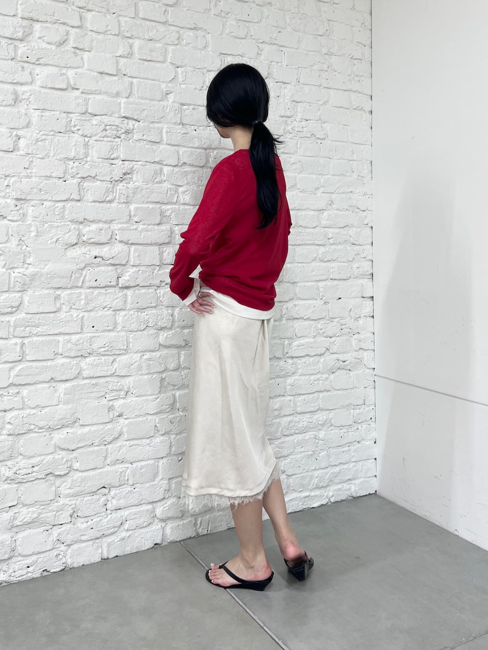 ホワイト系のスカート、レッド系のTシャツ/カットソー、ホワイト系のTシャツ/カットソーを着用したレディースの夏コーディネートの2枚目の写真