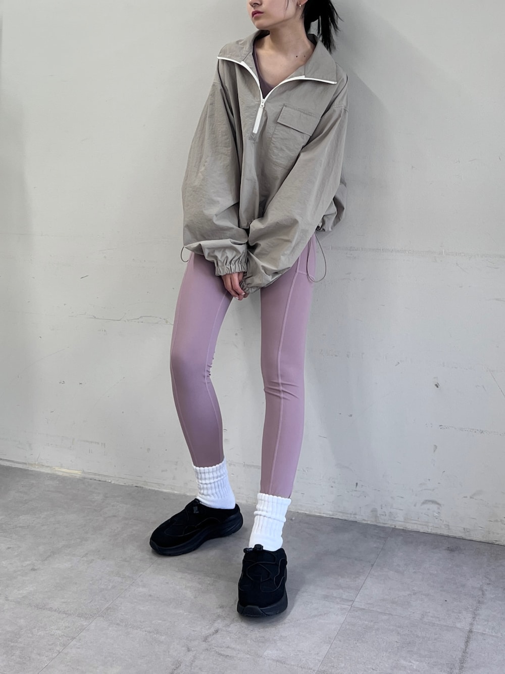 グレー系のシャツ/ブラウス、ピンク系のタンクトップ、ピンク系のその他パンツを着用したレディースの夏コーディネートの2枚目の写真