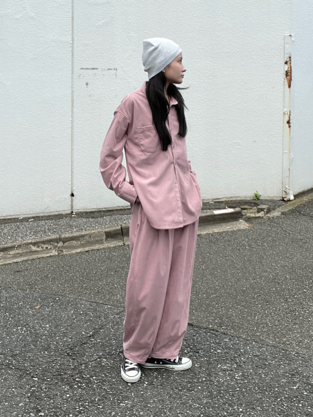 ピンク系のシャツ/ブラウス、ピンク系のその他パンツ、グレー系のニットキャップ/ビーニーを着用したレディースの秋コーディネートの2枚目の写真