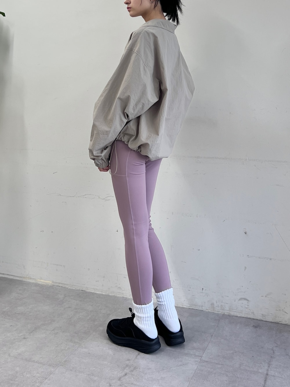 グレー系のシャツ/ブラウス、ピンク系のタンクトップ、ピンク系のその他パンツを着用したレディースの夏コーディネートの3枚目の写真
