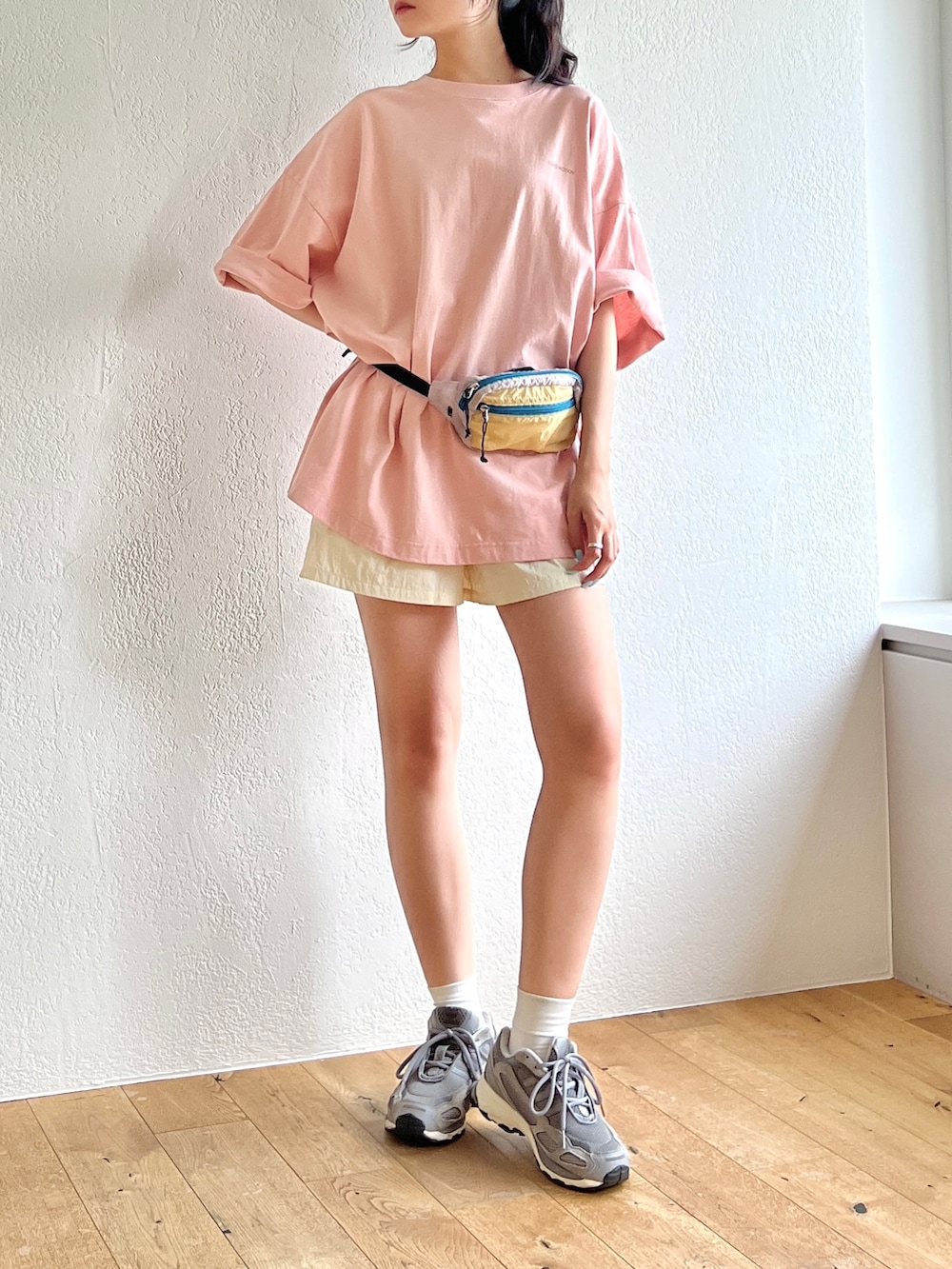 ピンク系のTシャツ/カットソー、ベージュ系のボディバッグ/ウエストポーチを着用したレディースの夏コーディネートの2枚目の写真