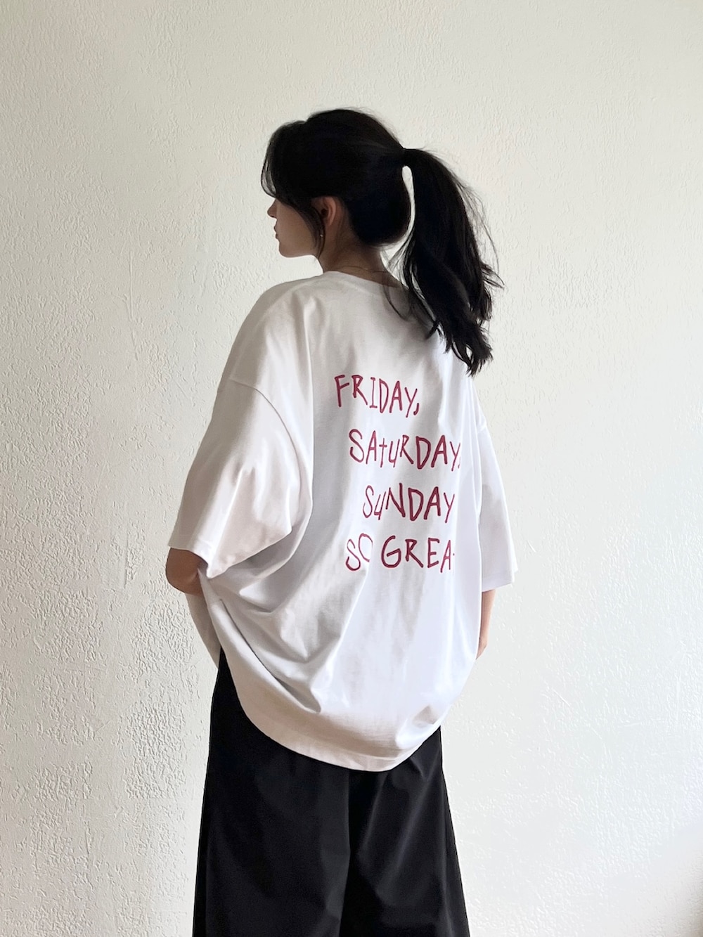 ホワイト系のTシャツ/カットソー、ブラック系のその他パンツ、ブラック系のサンダルを着用したレディースの夏コーディネートの3枚目の写真