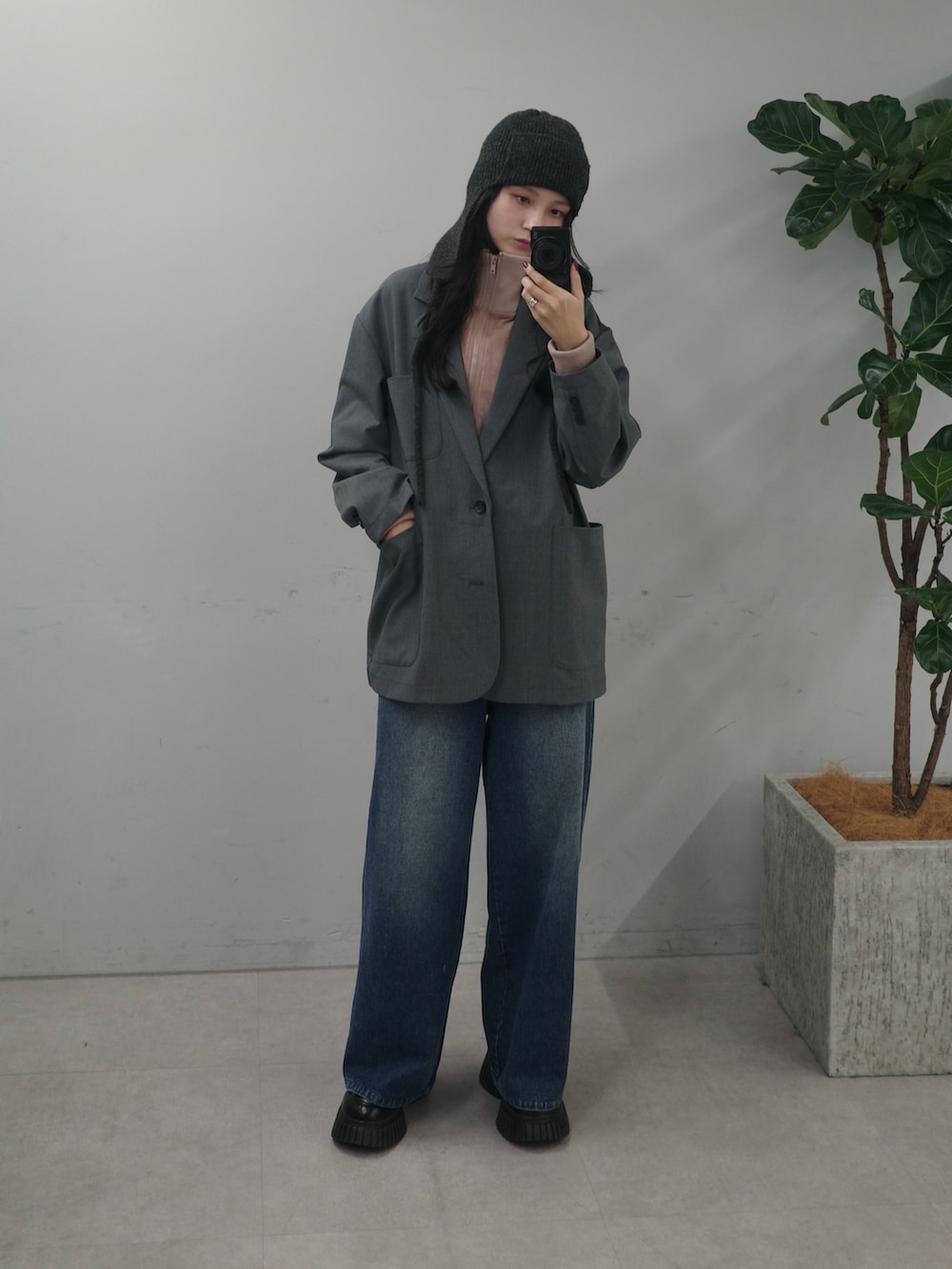 グレー系のシャツ/ブラウス、ピンク系のブルゾン、ブルー系のデニムパンツを着用したレディースの秋コーディネートの2枚目の写真