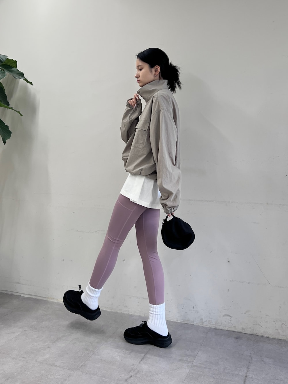 グレー系のシャツ/ブラウス、ホワイト系のTシャツ/カットソー、ピンク系のその他パンツを着用したレディースの夏コーディネートの2枚目の写真
