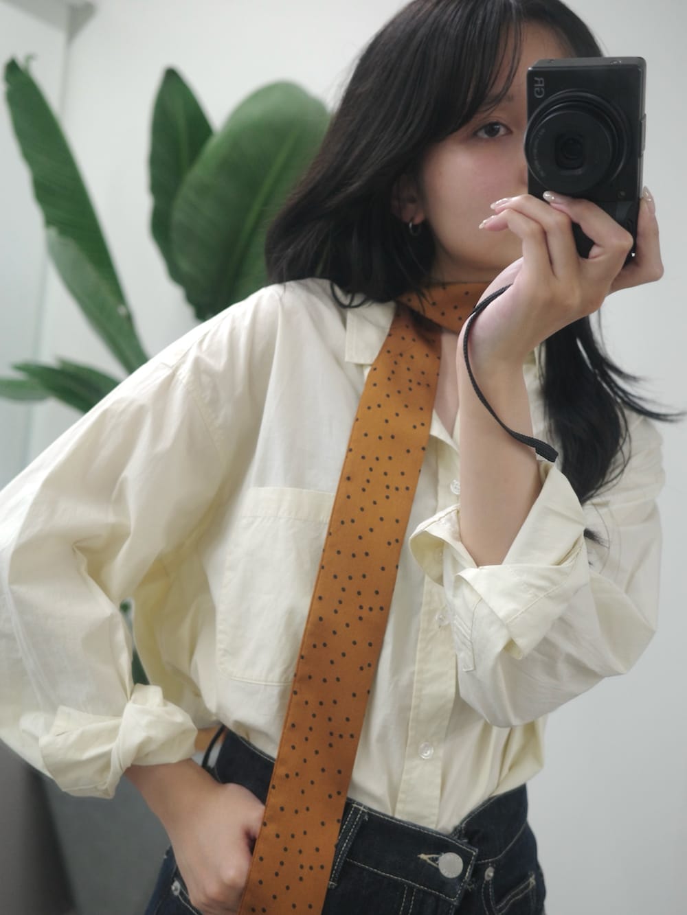 ブルー系のデニムパンツ、ブラウン系のブーツ、ホワイト系のシャツ/ブラウスを着用したレディースの夏コーディネートの2枚目の写真